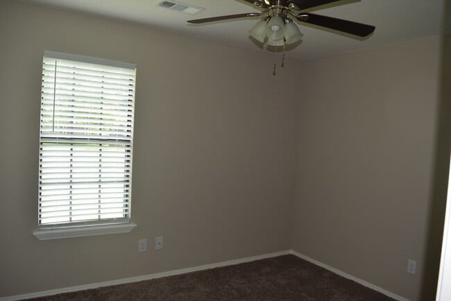 Building Photo - 700 Cedar Ln