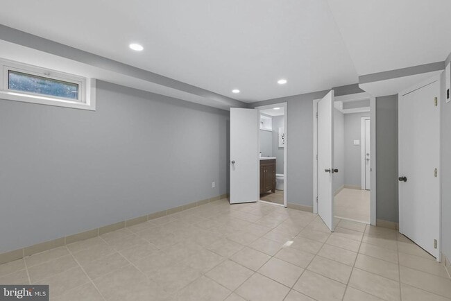 Building Photo - 6942 University Dr