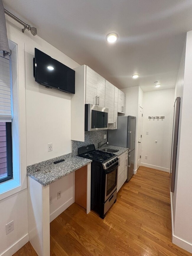 Building Photo - CHELSEA/BOSTON LUXURY STUDIO, FULLY FURNISHED, STEPS TO "T" AND COMMUTER RAIL!