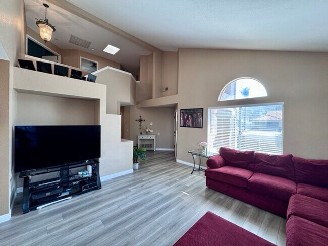 Building Photo - Beautiful 4 Bedroom Pool Home with Solar i...
