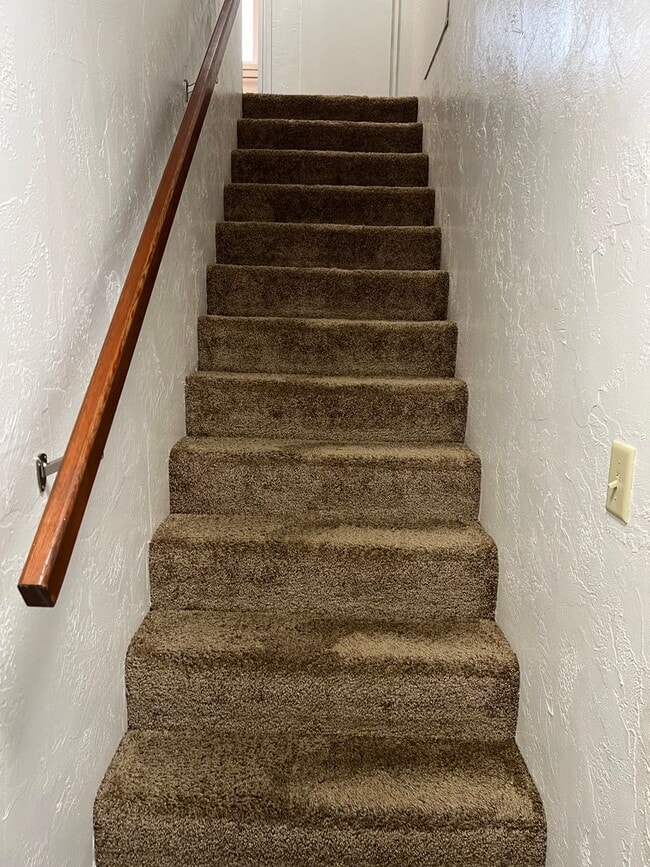 Building Photo - 2 bed 1 1/2 bath duplex in Springfield!