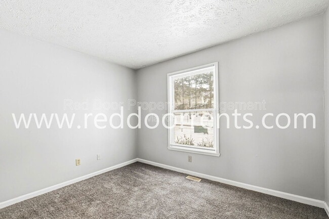 Building Photo - 231 Lark Dr