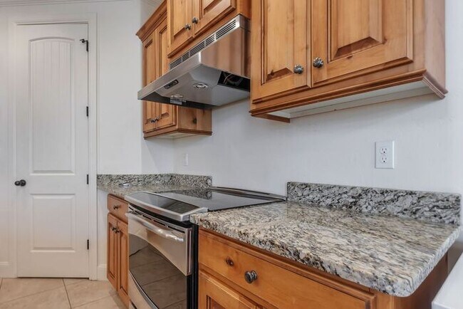 Building Photo - Beautiful Townhouse w attached 2 car garage in Orem