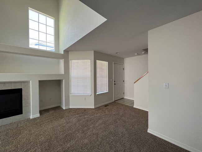 Building Photo - Charming 2 Bed/1.5 Townhome in Fabulous Lo...