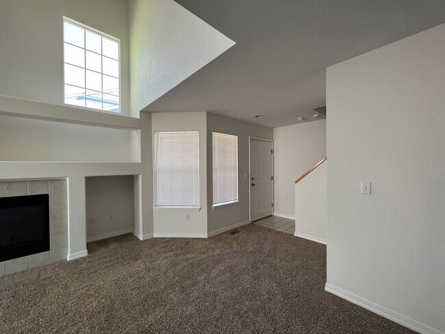 Building Photo - Charming 2 Bed/1.5 Townhome in Fabulous Longmont Location!