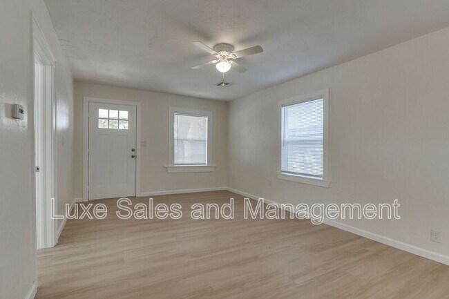 Building Photo - 905 E Rogers St