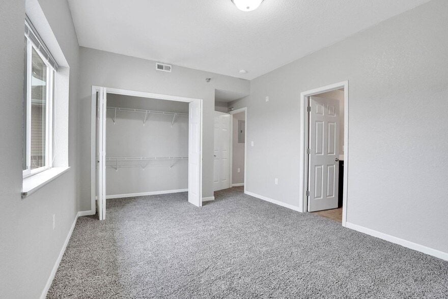 Interior Photo - Cedar Hills Apartments - 4526 Chadwick