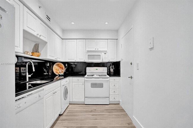 Building Photo - 2501 S Ocean Dr