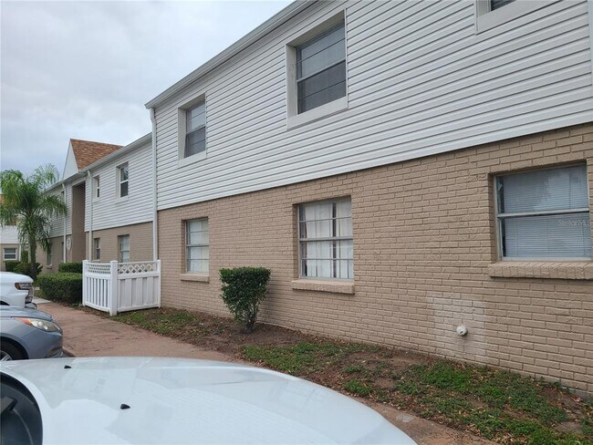 Building Photo - 7210 N Manhattan Ave
