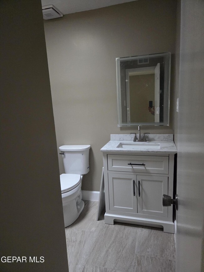 Building Photo - 15000 Ashford St