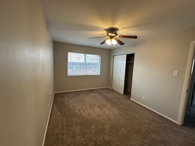 Building Photo - Three Bedroom Home minutes from UNR