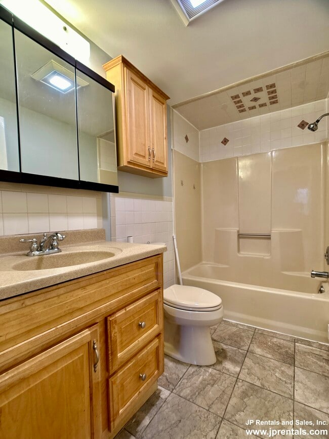 Building Photo - 638 Canterbury St