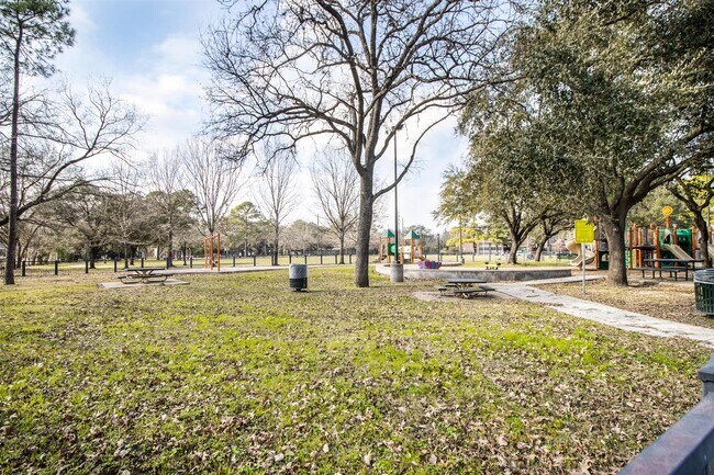Building Photo - 728 Bering Dr