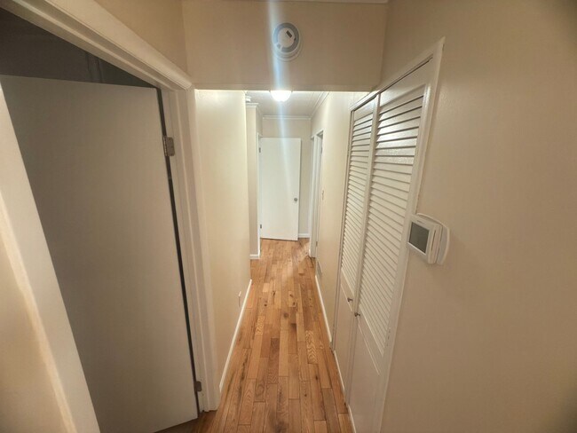 Building Photo - Charming 3-Bedroom Home + Bonus Room in Prime Niskayuna Location!