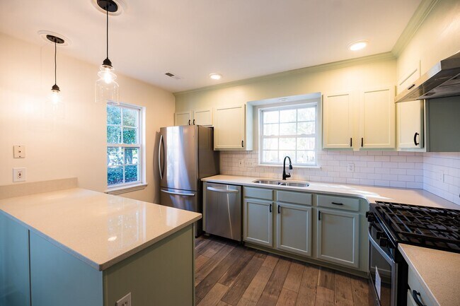 Building Photo - Beautifully updated 2-bedroom 2-bathroom t...