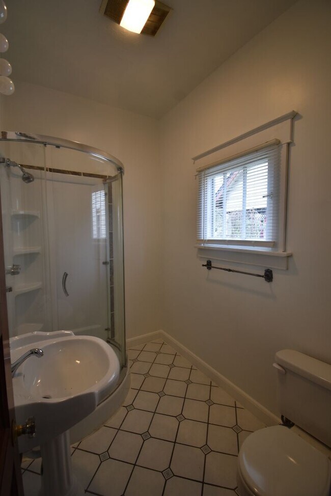 Building Photo - Cozy 2-Bedroom Home Near West Albany High School!