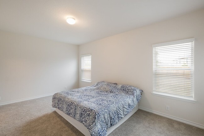 Building Photo - Private Cul-de-Sac Living with Spacious Backyard