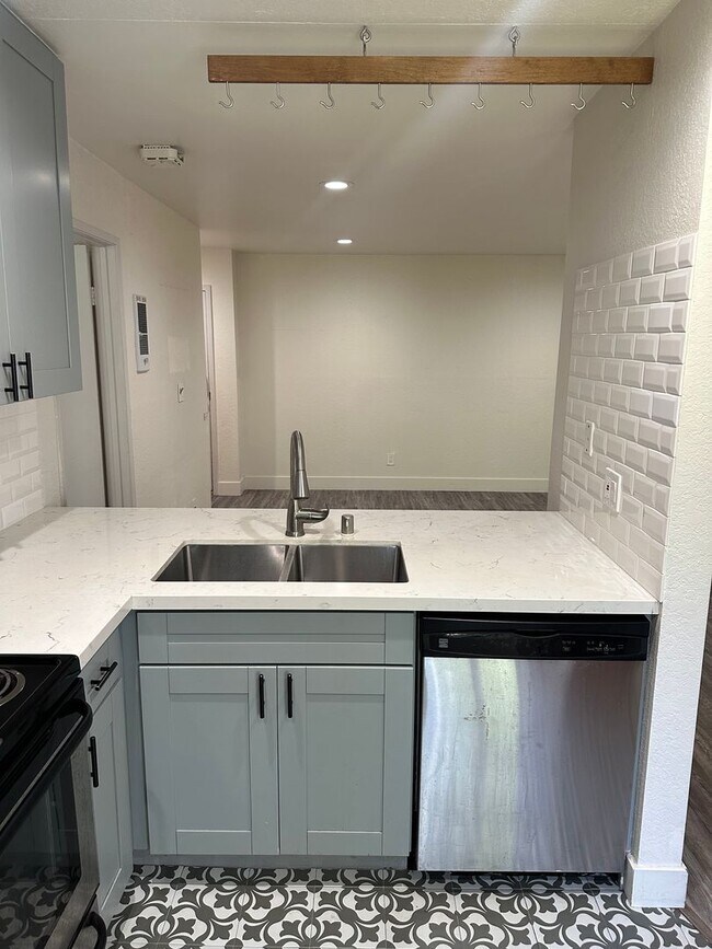 Building Photo - 1 Bedroom Condo - La Mesa