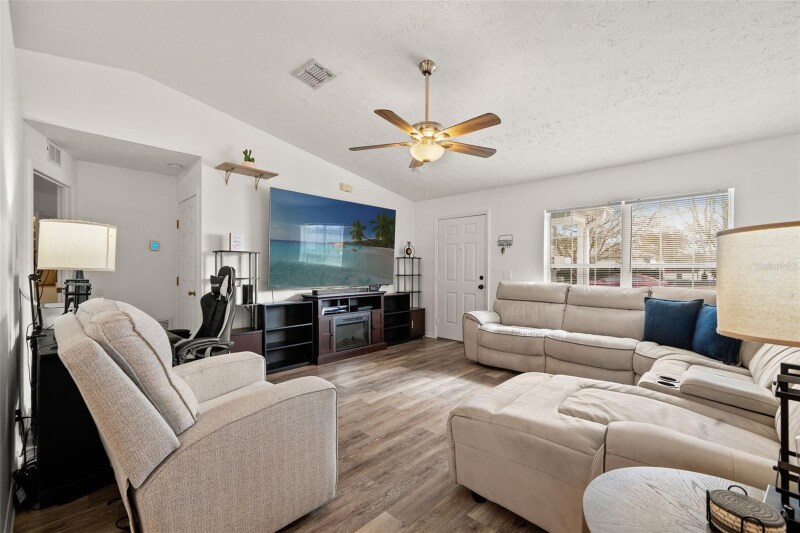 Building Photo - 6621 W Robin Ln