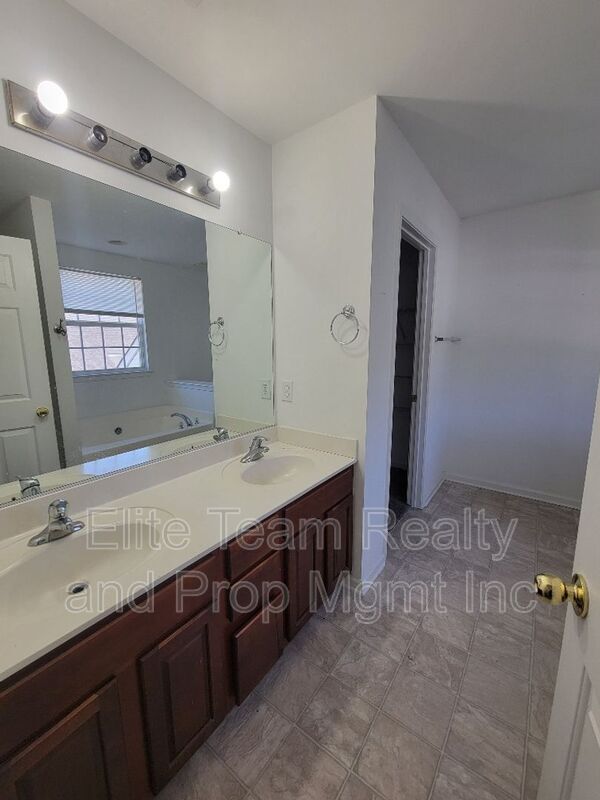 Building Photo - 177 Autumn Falls Dr