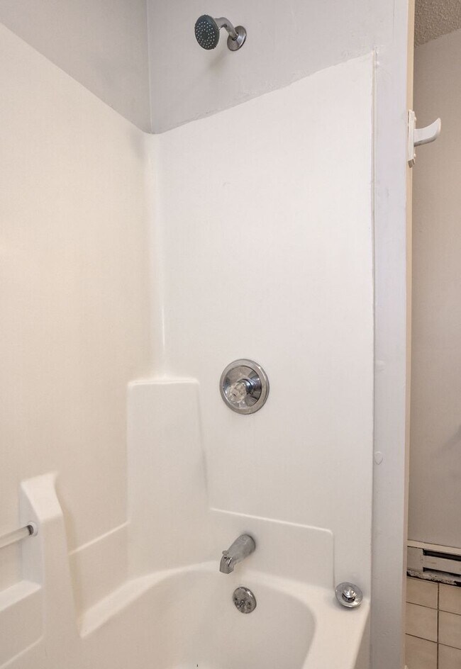 Building Photo - 2 Bedroom, Single-story Townhomes for rent in Newton, IA