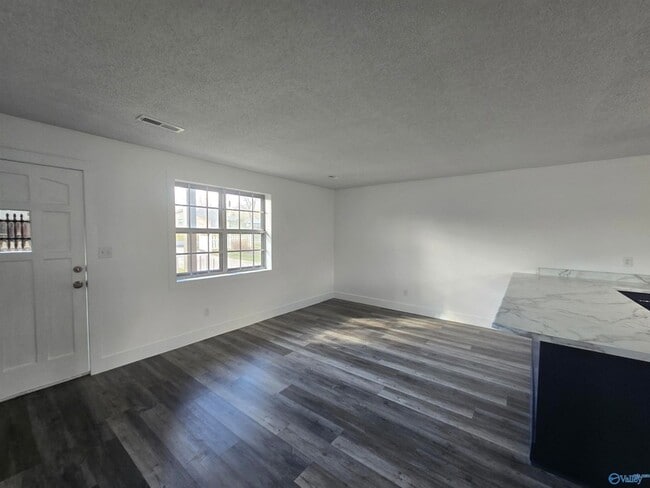 Building Photo - 247 Snow Dr