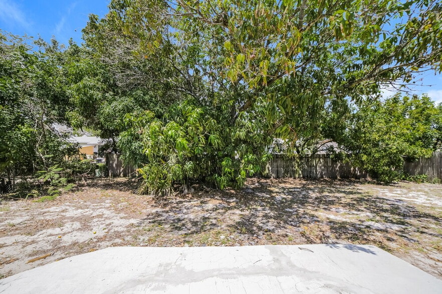 Building Photo - 521 SW 11th Dr