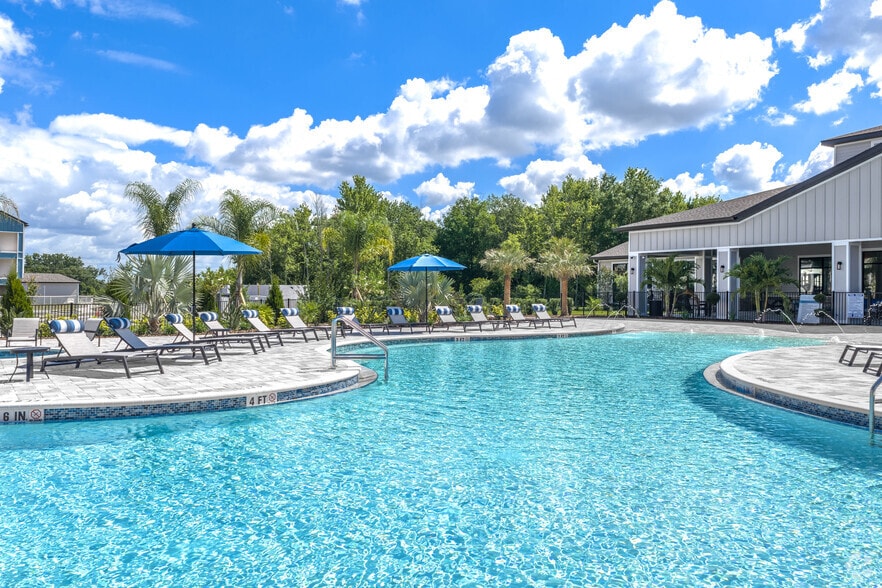 Zero-Entry Resort-Style Pool - Aberdeen Luxury Apartments