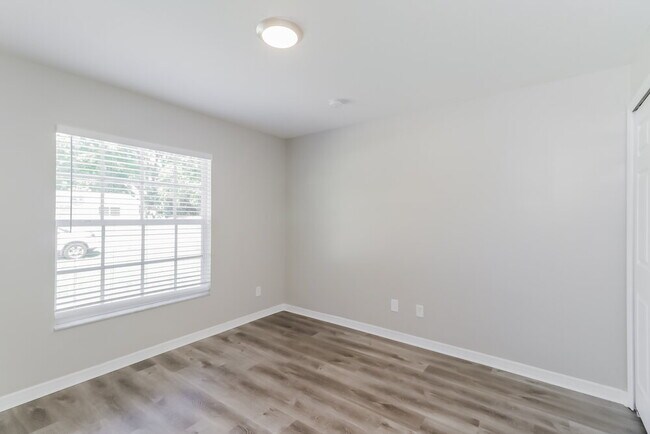 Building Photo - 3238 Riverdale Dr