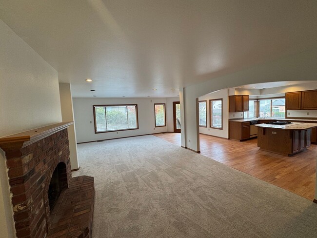 Building Photo - Gorgeous 3 Bedroom • 2.5 Bath Home Recently Remodeled and Ready for you!