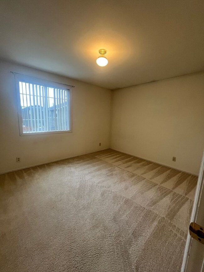 Building Photo - 2-bedroom 1-bathroom duplex in Thurston