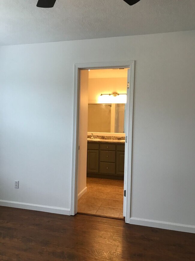 Building Photo - Wonderful 3 Bedroom 2 Bath Ranch