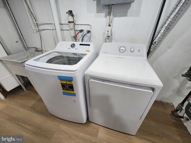 Building Photo - 1025 Kingsbury Rd