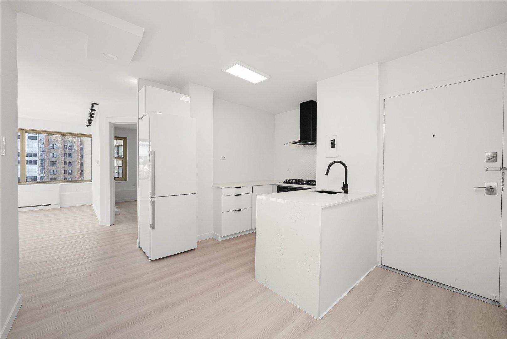 Building Photo - 247 E Chestnut St