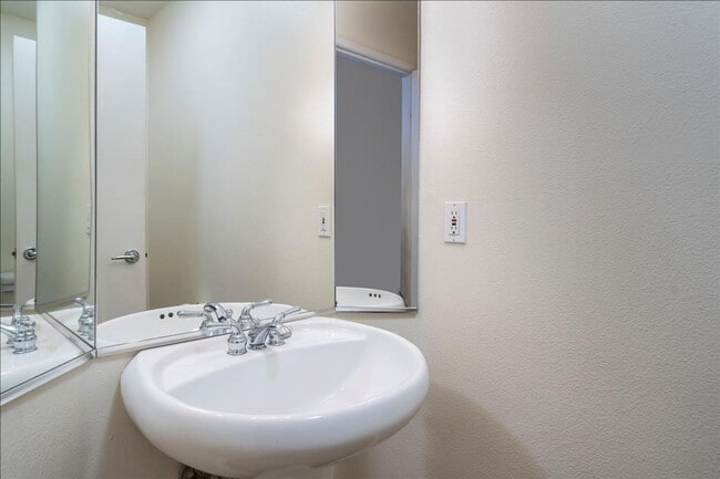 Building Photo - SHARP! 2 Master Suites Townhome in the hea...