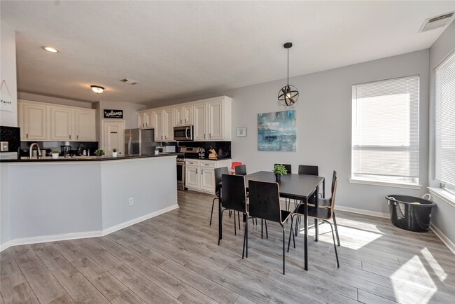 Building Photo - 10815 Oak Bayou Ln