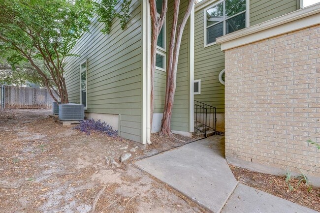 Building Photo - 8318 Greenslope Dr