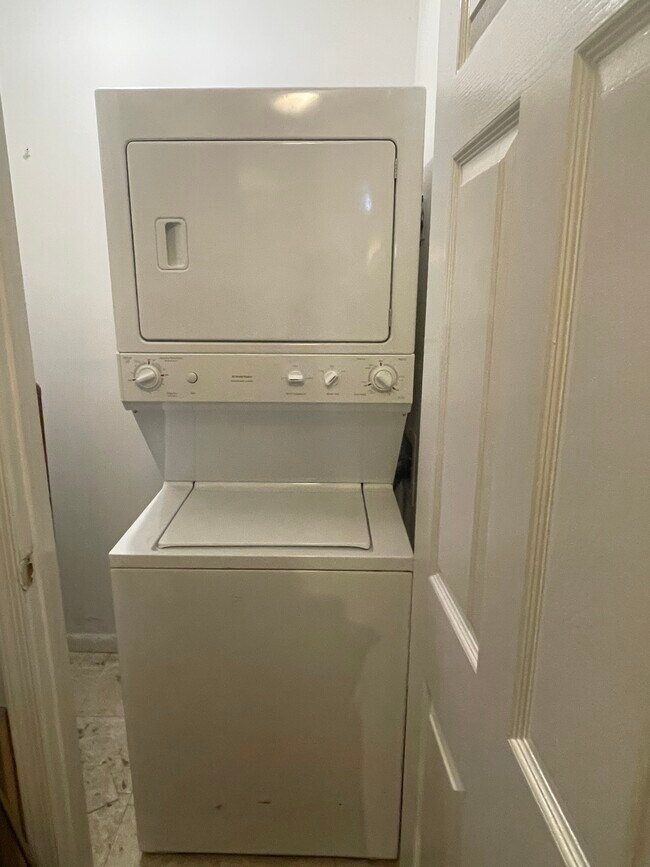 Building Photo - 280 Valley Stream Ln