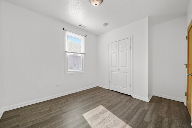 Building Photo - Freshly Renovated 4BR Apartment