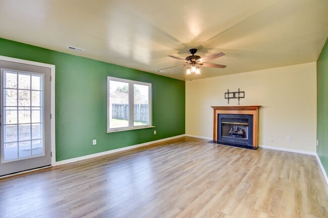 Building Photo - 214 Jouster Way