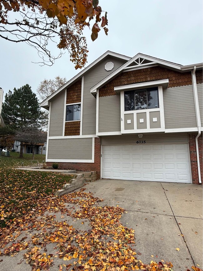 Building Photo - 6735 S 153rd Cir