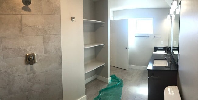 Building Photo - Modern Townhome, Centrally located.
