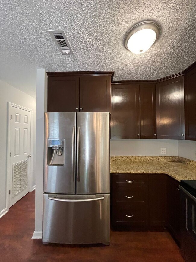 Building Photo - Rolling Acres - End Unit w/Several Beautif...