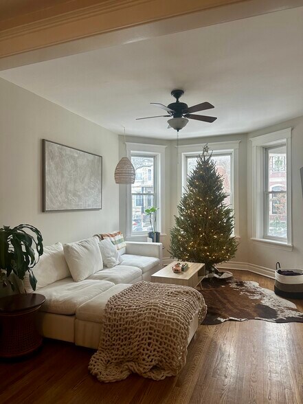 Building Photo - 3837 N Lakewood Ave