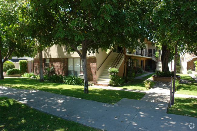 Primary Photo - 677-681 S Marengo Ave