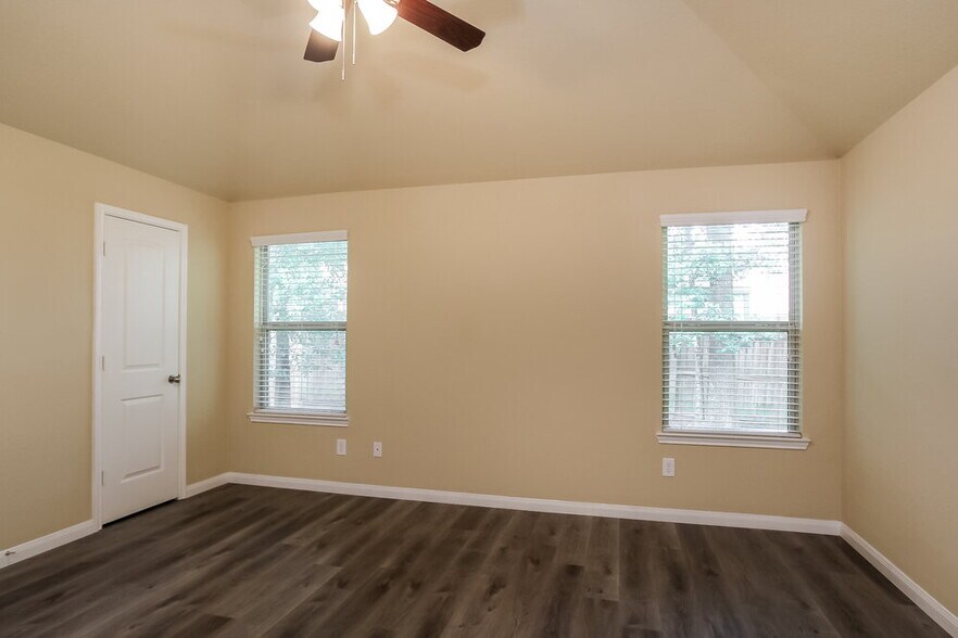 Building Photo - 988 Arbor Glen