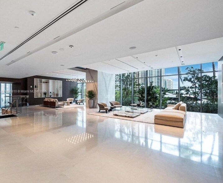 Building Photo - 300 Biscayne Boulevard Way