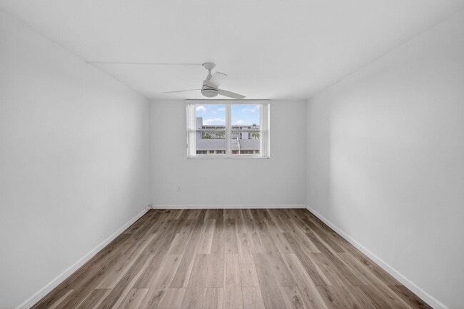 Building Photo - 3550 NE 169th St