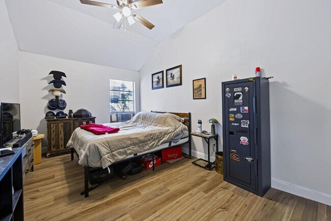 Building Photo - 400 Ranier Ln