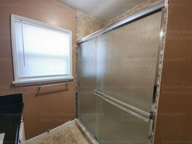 Building Photo - Charming 2 bedroom, 1 bathroom house near ...